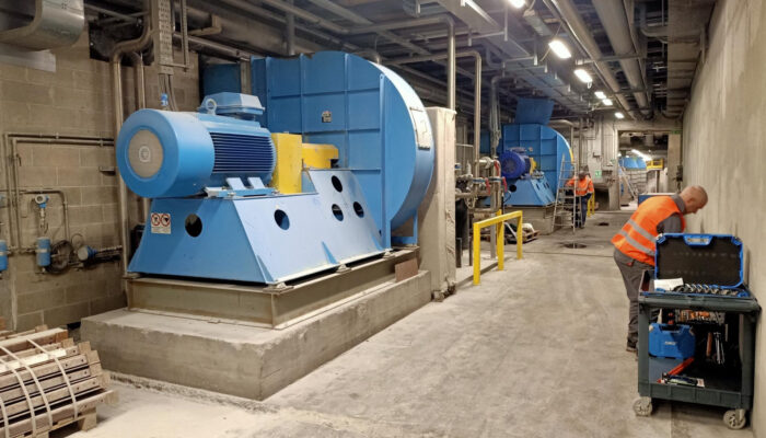 Intervento in loco da un cliente: revisione di un ventilatore diretto di una vetreria