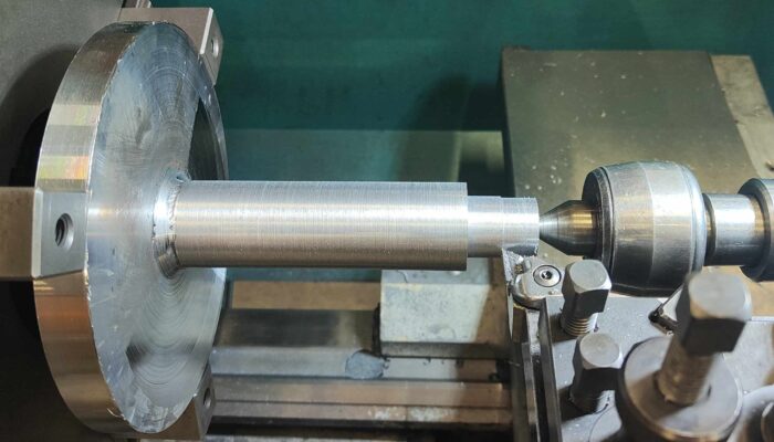 Costruzione flange dal pieno per equilibrare il rotore di una trincia